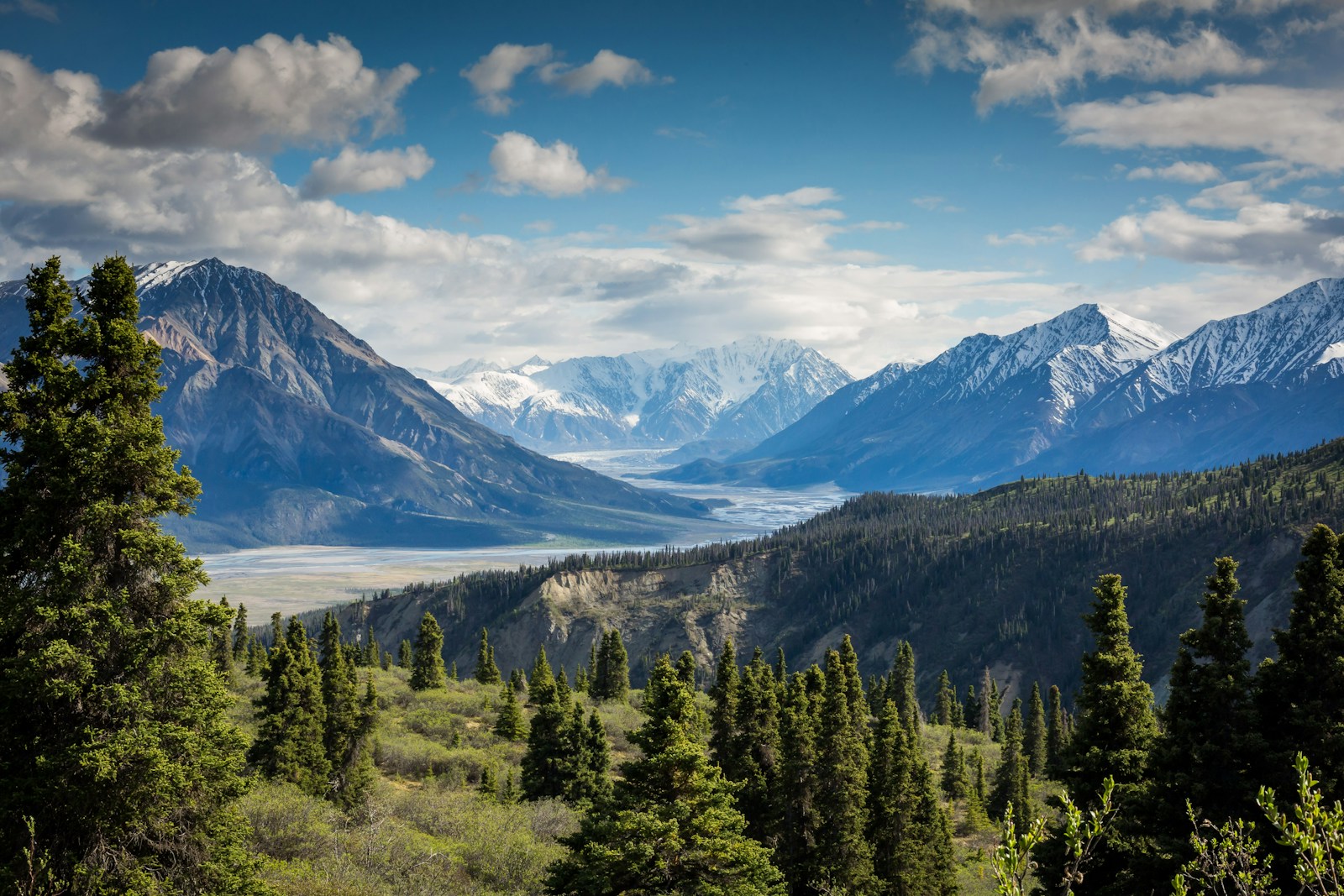 Mountain landscape opening onto a distant horizon